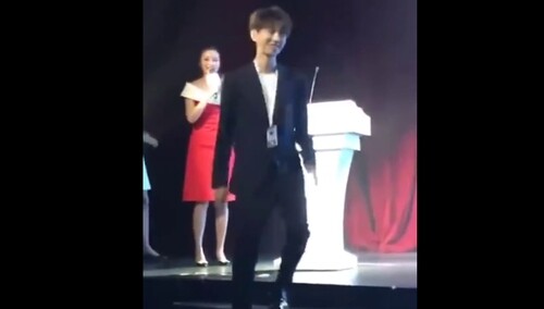 王俊凯下台走错路……结果他一个动作挽尊，是王小迷糊没错了