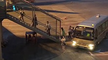 【饭爱豆】吴宣仪Yamy杨超越机场 衣品颜值一样高的小姐姐