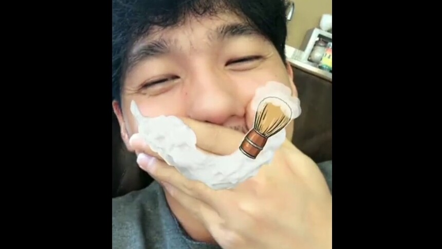 白宇直播唱歌一直被粉丝刮胡子