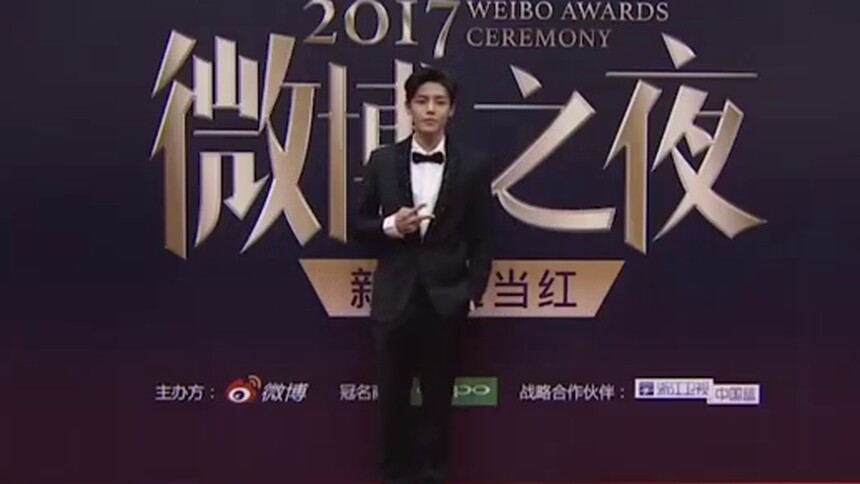【一直播】微博之夜红毯：侯明昊亮相，西装很帅哦！