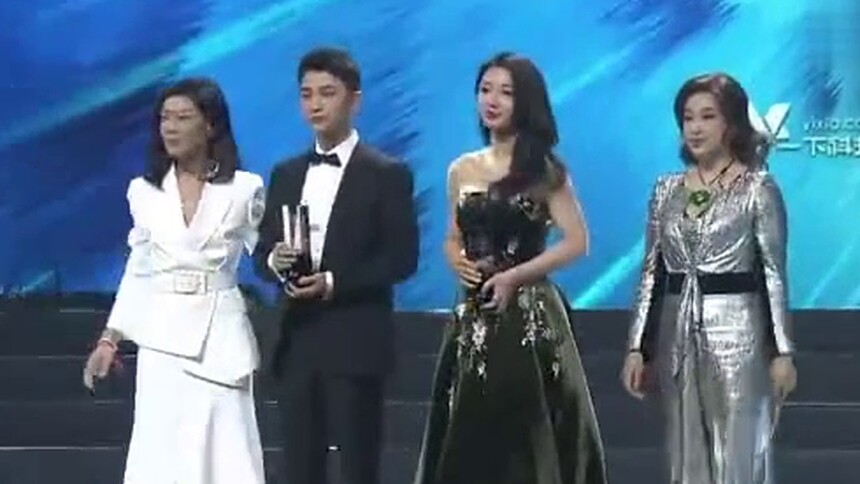 【一直播】孙坚柳岩分获年度突破男女演员，刘晓庆惊喜现身为他们颁奖！