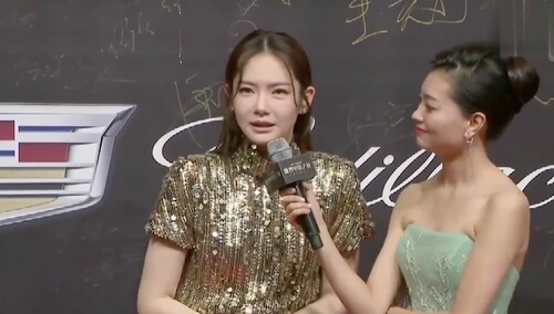 电影之夜迷妹速递：金光闪闪我美戚，戚薇亮相红毯收获一众尖叫