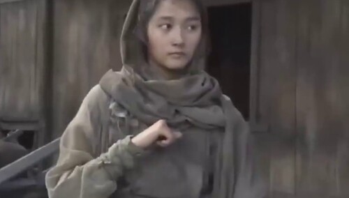 【娱闻壹姐】继张艺兴之后，关晓彤也尝试“扮丑”角色，偶像包袱全无！