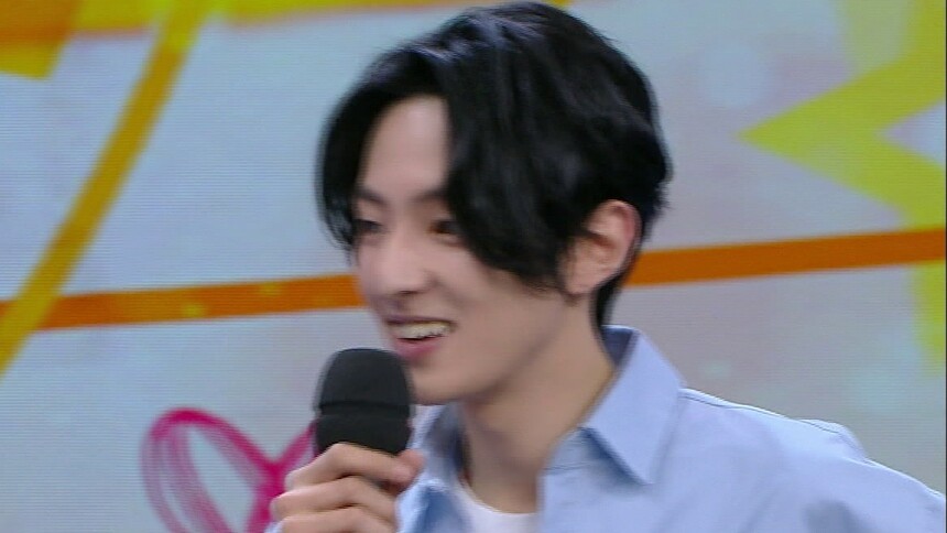 赵天宇CUT：一招小心机 秒变最会拍照的小哥哥