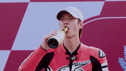 王一博仰头灌香槟，公开女友身份