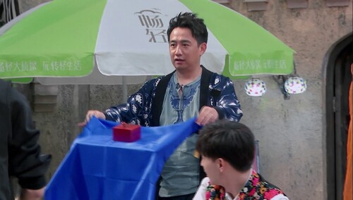 黄磊单手表演悬浮术，穿帮都那么明显了，邓伦居然也信！