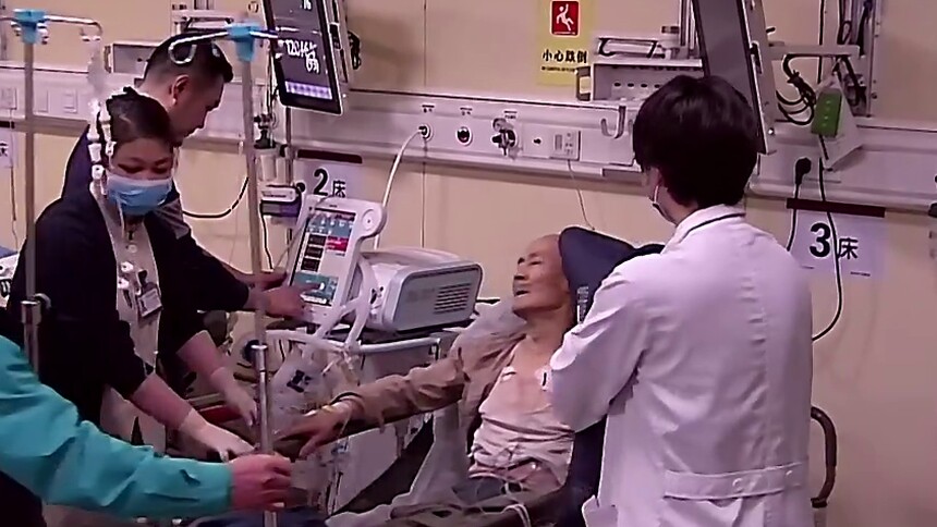 亲手把父亲送进自己的抢救室 作为家属的杨军自责落泪