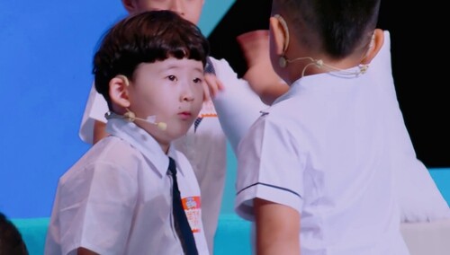 来自小伙伴满满的关爱，武艺博被哄笑了