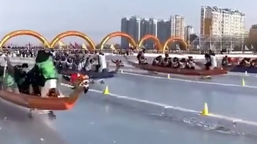 南方是划龙舟，北方是滑龙舟，哈哈哈太硬核了
