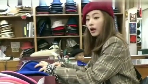 石原里美试戴贝雷帽，各种颜色戴啥都好看