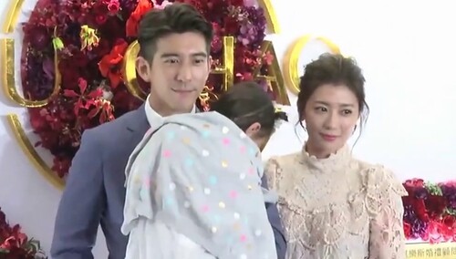 修杰楷分享带女儿坐地铁 咘咘活泼好动Bo妞淑女范十足