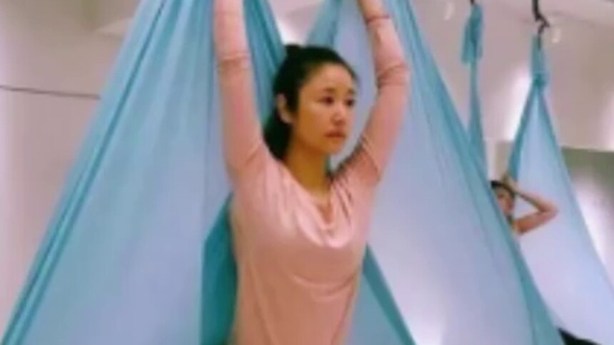 林心如练习空中瑜伽，素颜出镜面色憔悴