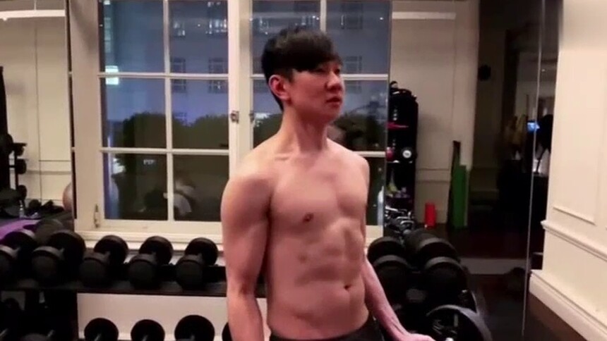 【燃烧吧，卡路里】林俊杰大秀腹肌，JJ我们可以期待一下你的人鱼线吗？