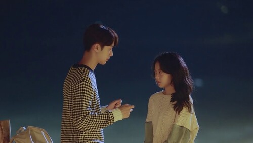 海边表白浪漫~梁又年亲手给淼淼戴项链