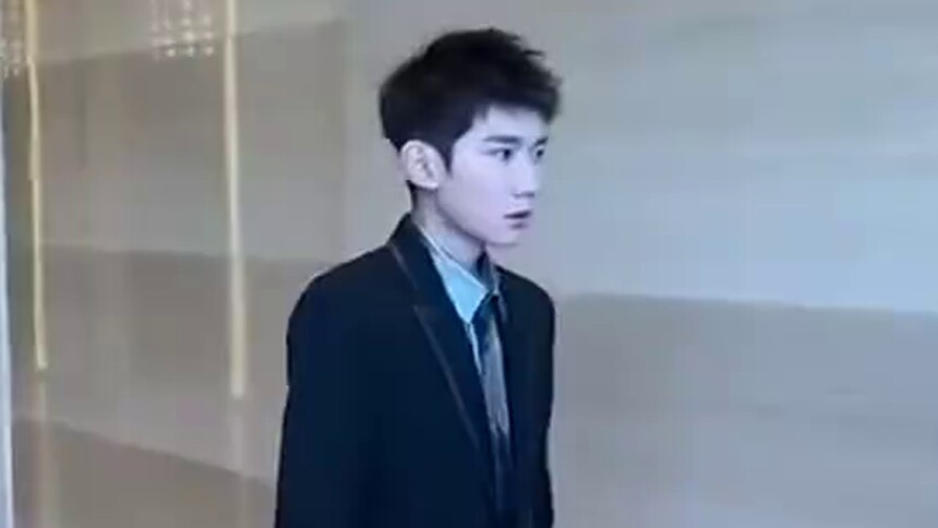 王源金鸡镭射衬衫搭配黑色西服，将格调融入个性新意，少年自成一派