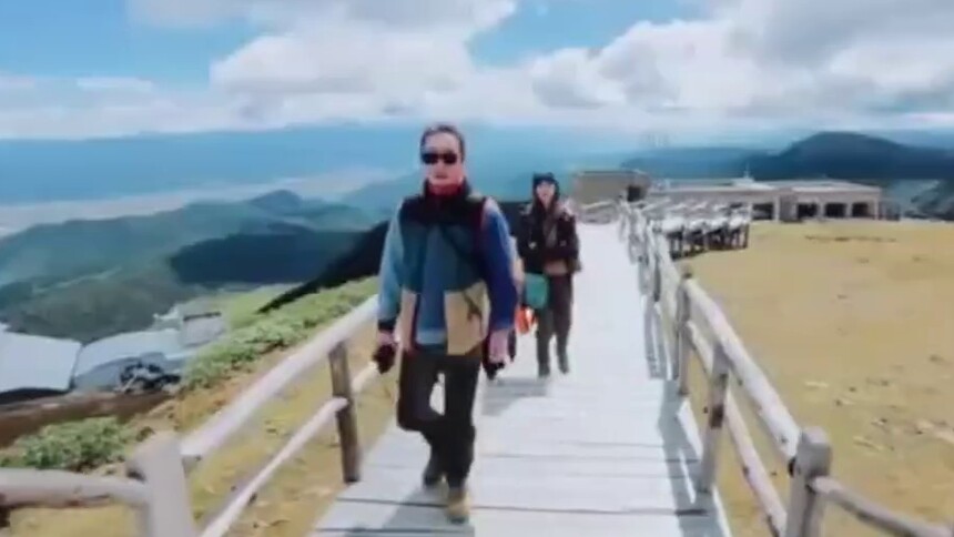 【燃烧吧，卡路里】陈意涵与老公登上香格里拉蓝月山谷，运动又能欣赏美景真是两全其美