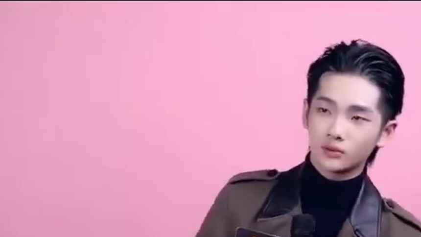 周震南模仿李佳琦，当“周真顺”拿到老板剧本，还向大家传授了两条万能职场指南