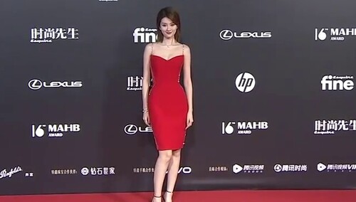 【MAHB时尚先生盛典】乔欣红色吊带抹胸小礼服明艳如花，高贵绚丽冷艳动人，精致眼妆英气又妖娆