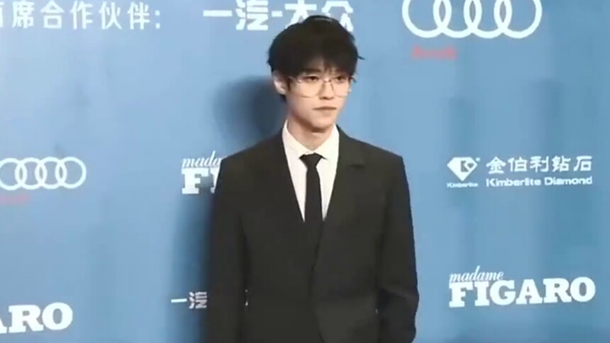 【2019费加罗风尚盛典】施展黑色西装金丝眼镜出席红毯，绅士帅气的小哥哥，笑容太阳光！