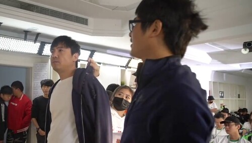 《飞驰人生》段子喷射机特辑，沈腾片场和韩寒对飙英语
