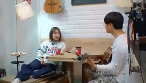 陆虎教吴昕唱《雪落下的声音》，网友：原来认真的昕姐是这样