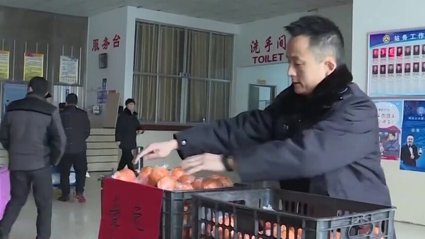 保靖汽车站免费椪柑温暖返程路