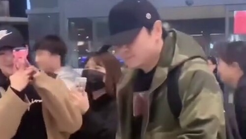 粉丝接机沈腾在线吹彩虹屁，沈腾脸都红了！