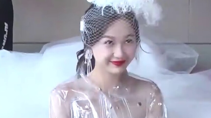 花絮：史上最放飞女明星第一名！虞书欣搞怪拍大片