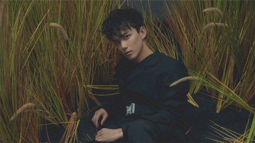 【Hi！时尚COSMO】吴磊解锁封面大片 那一丝渴望“长大”的心思你感受到了吗？