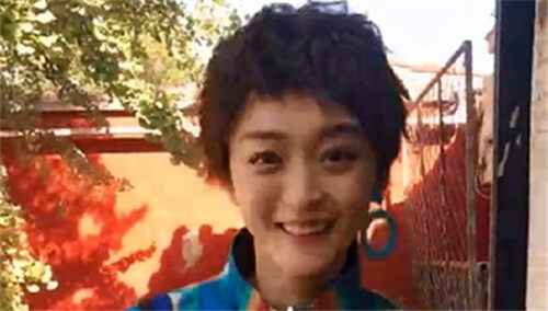 【香蕉街拍】快来跟着玫妃何泓姗一起摇摆吧！