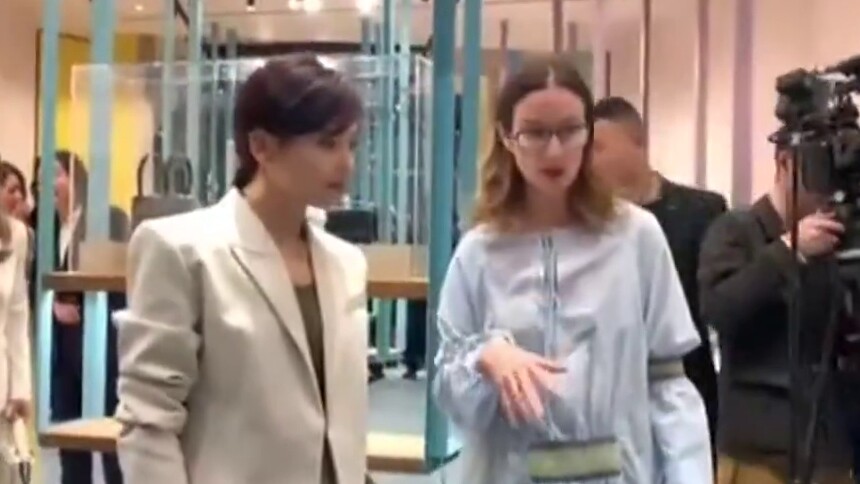 【IF时尚】刘涛亮相首发活动，浅色西装配开叉裙，气质满分哒