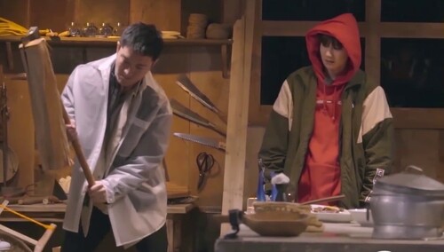 贾乃亮农夫养成记：亮哥用丹田之力劈柴 王源杨超越一致好评