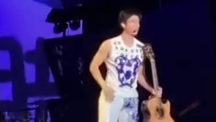 王力宏演唱会甜蜜告白老婆李靓蕾，大场面三万人合唱生日歌！
