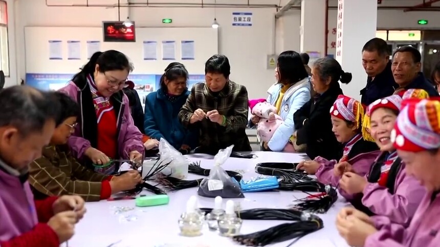 户帮户亲帮亲 互助脱贫奔小康 江华：深山里的扶贫工厂 助力脱贫攻坚