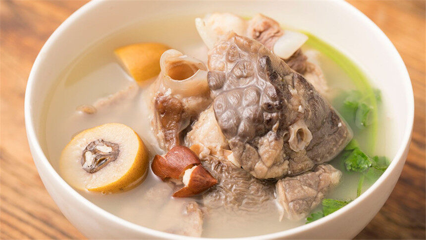 【美食台】橄榄猪肺汤 四月必喝良汤，生津止咳有方！