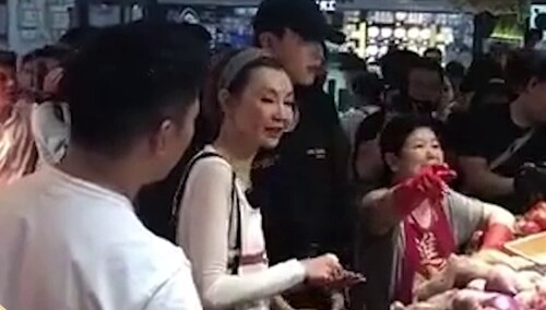 前线路透：张曼玉范丞丞杨迪市场买菜 吹爆曼玉老师的神颜！