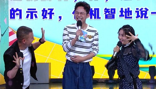 何炅撒娇喊谢娜“妈妈”笑翻全场 聂远自称谢娜长辈超机智