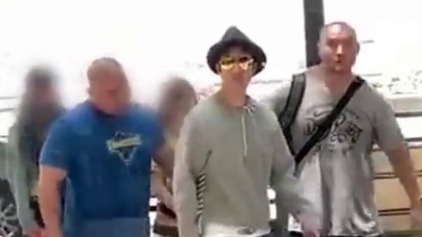 王力宏携爱妻现身被迷妹追随，李靓蕾的表现令人称赞