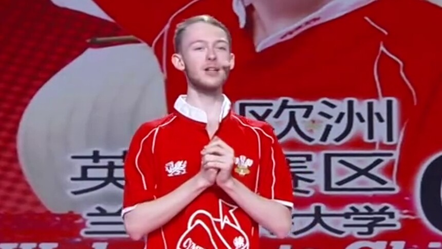康可自带南方口音 被赞语言能力超强