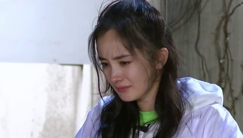 杨幂恐高拒跳楼蹲地自责落泪 邓伦魏大勋暖心安慰！