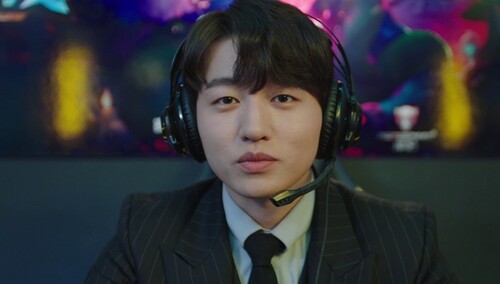 《马卡龙少女》第23集看点：骆总深情求婚 楚楚泣不成声