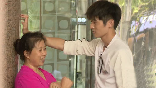 《一年级》表演作业之“壁咚”大作战：佟梦实嘴甜利诱壁咚上海阿姨