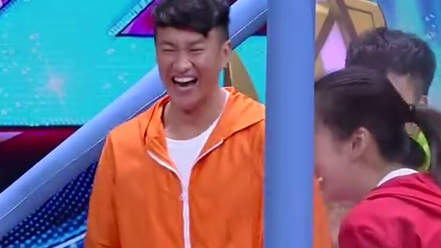 何润东突遭众人围攻惊吓过度