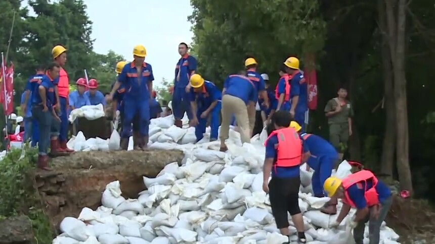 株洲：渌口区南洲镇将军村段湘江干堤决口于昨晚11点成功封堵