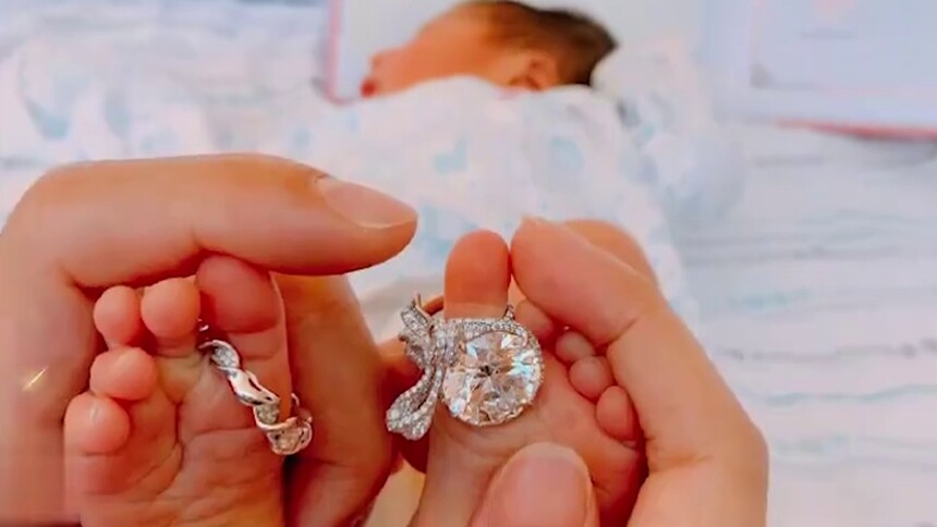 安以轩发文宣布平安生子喜讯，并晒出宝宝的小脚丫照片！恭喜安以轩晋升妈咪！