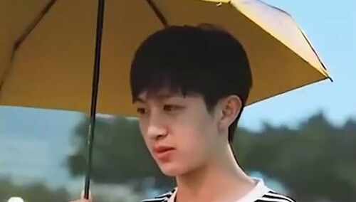 吴季峰身穿条纹T恤，来感受夏日烟花清爽少年的回眸杀～！