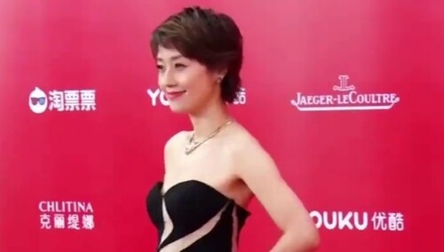 文章马伊琍宣布离婚，网曝半年前已离婚两个女儿归马伊琍抚养