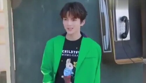 赵品霖杂志花絮，百变造型都完美驾驭！小哥哥的帅气溢出屏幕啦～