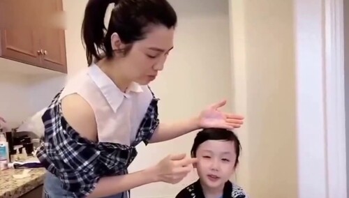 洪欣带女儿录视频，妈妈清纯美丽似少女，女儿貌美不输妈妈