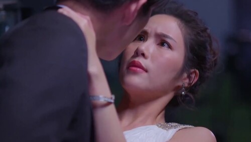 明宽差点摔倒石拉一把抱住